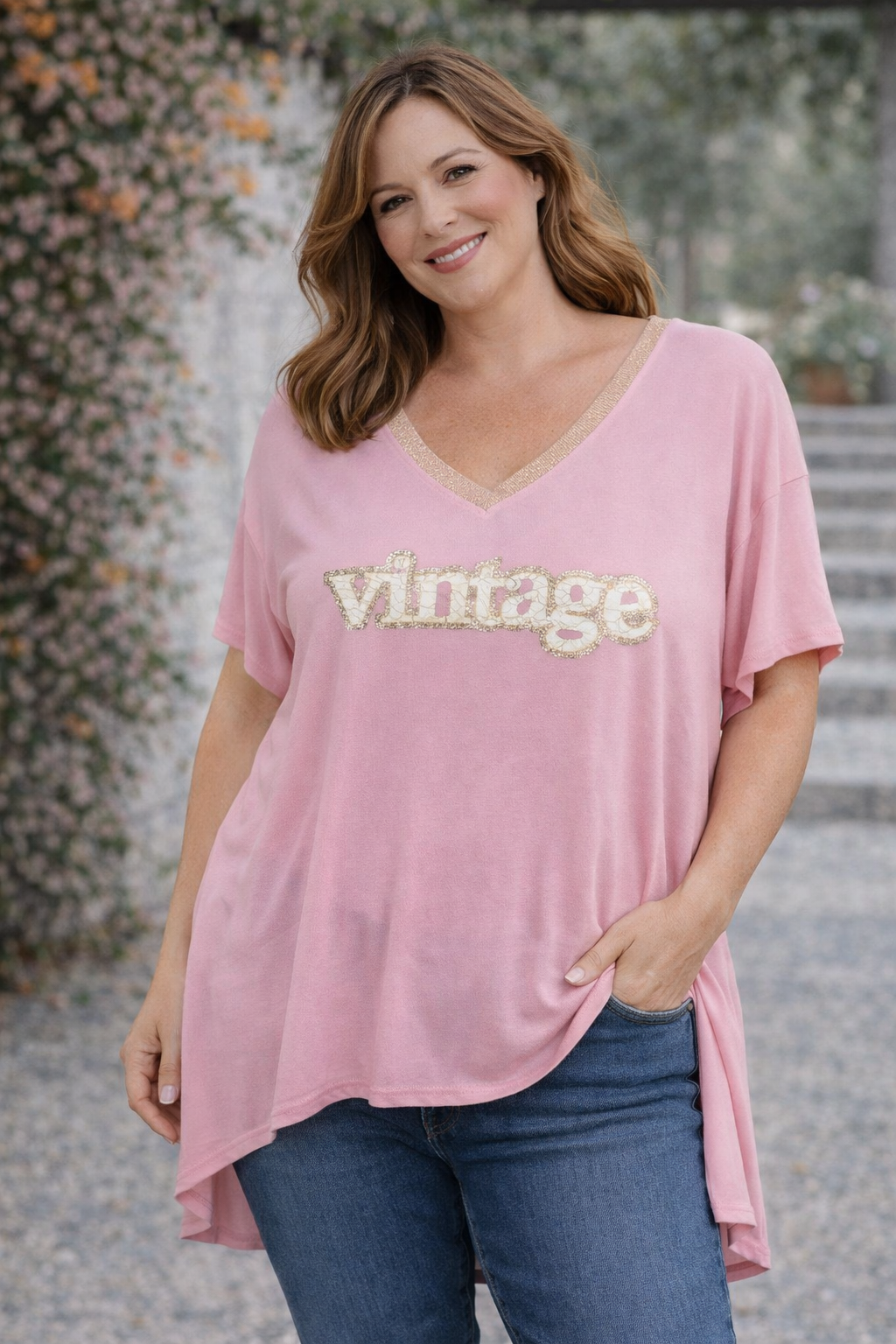 T-shirt rose clair à message “Vintage” en sequins, vue produit sur femme