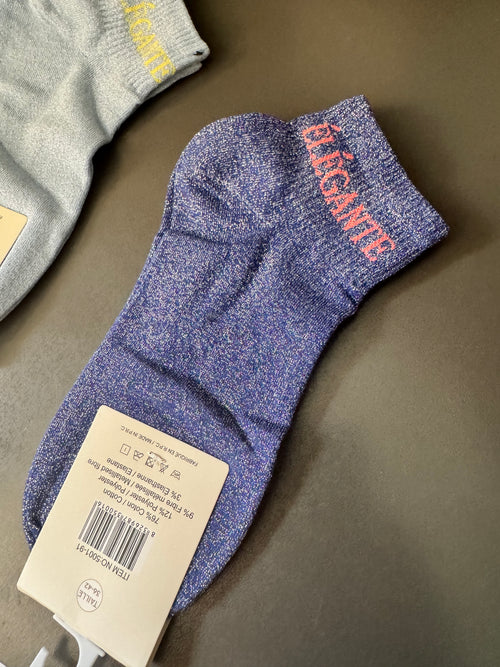 Chaussettes pailletées femme bleu marine avec inscription Élégante brodée en corail, vue de face