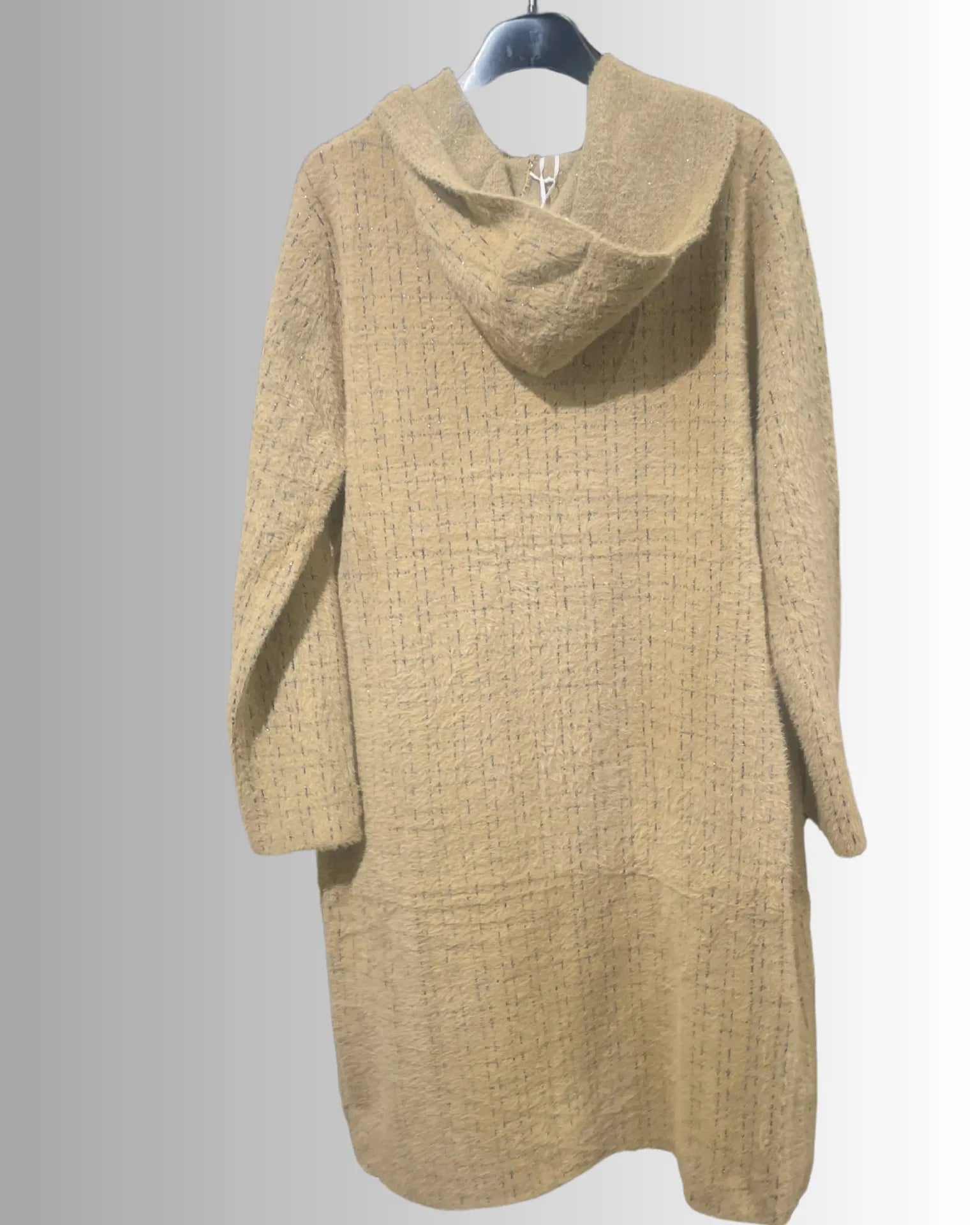 Dos du manteau Élora, tombé fluide et finition scintillante subtile