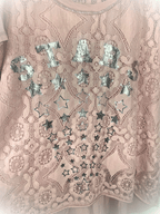 Détail du motif Stars et étoiles argentées sur t-shirt rose poudré femme