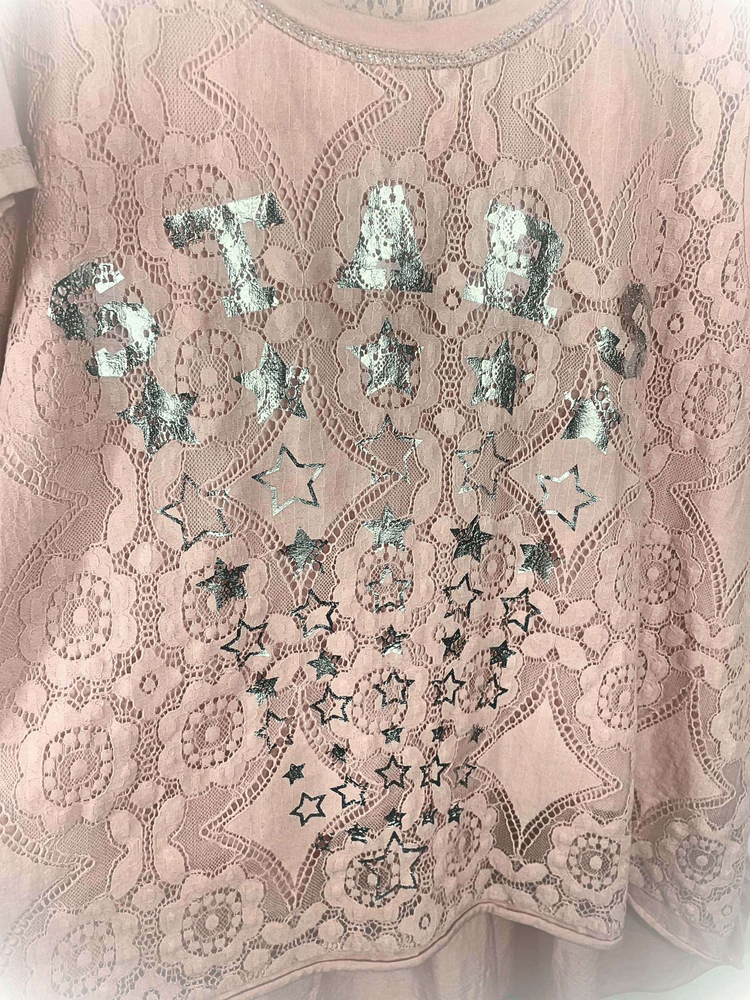 Détail du motif Stars et étoiles argentées sur t-shirt rose poudré femme