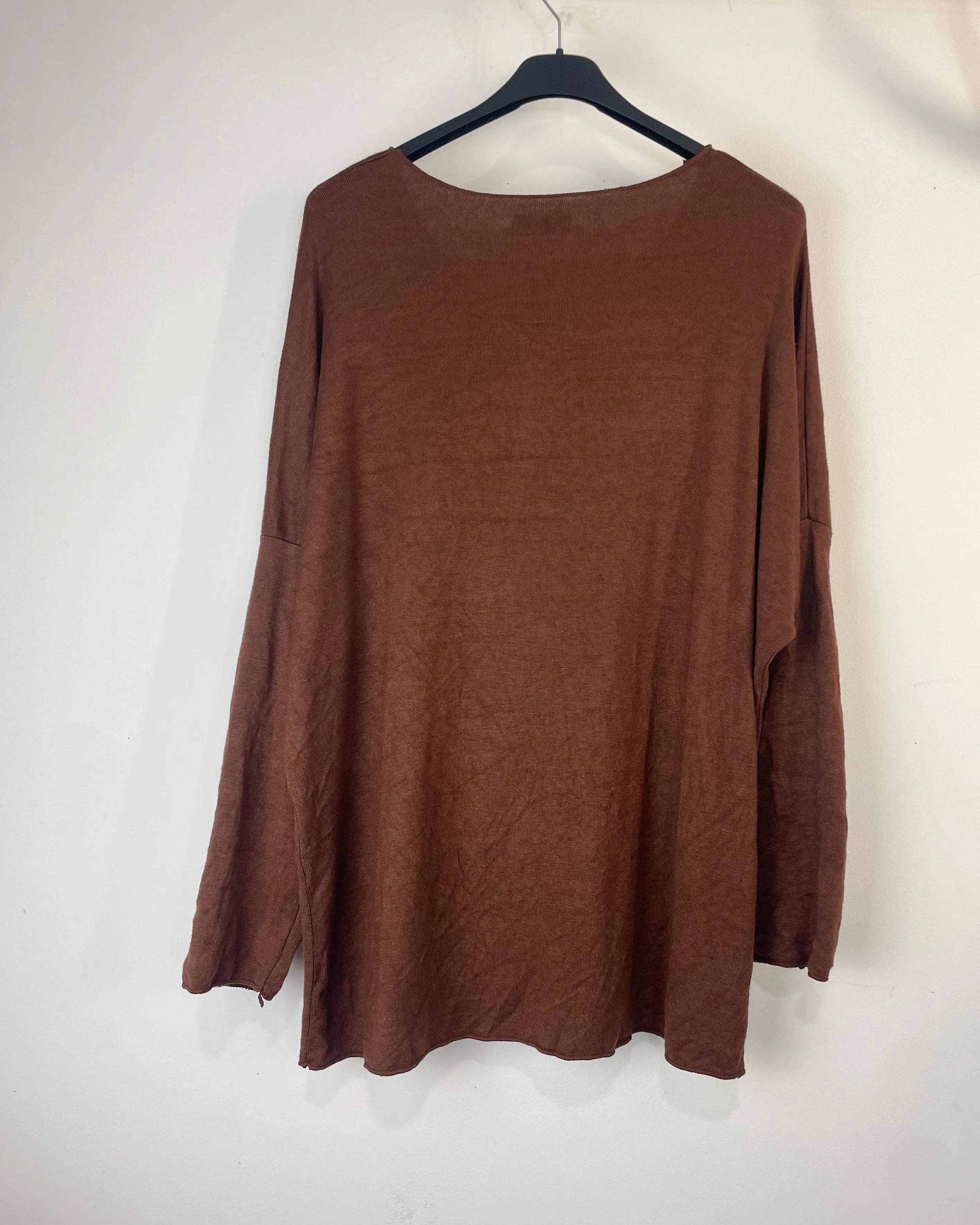 Pull Mickey Love femme marron avec motif Mickey à strass et cœur rouge brillant – vue de dos