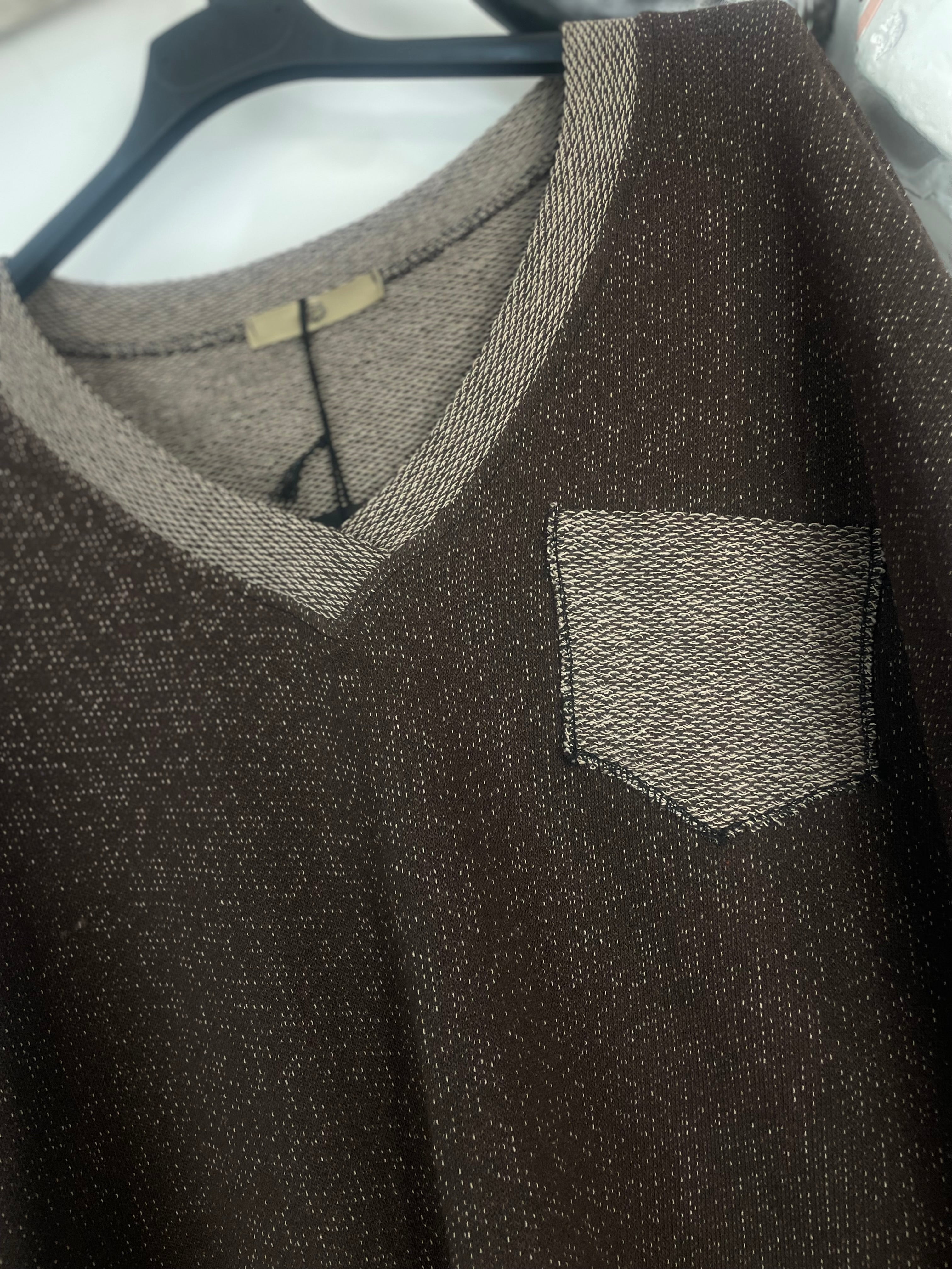 Détail poche contrastée Pull Complice bicolore coton doux