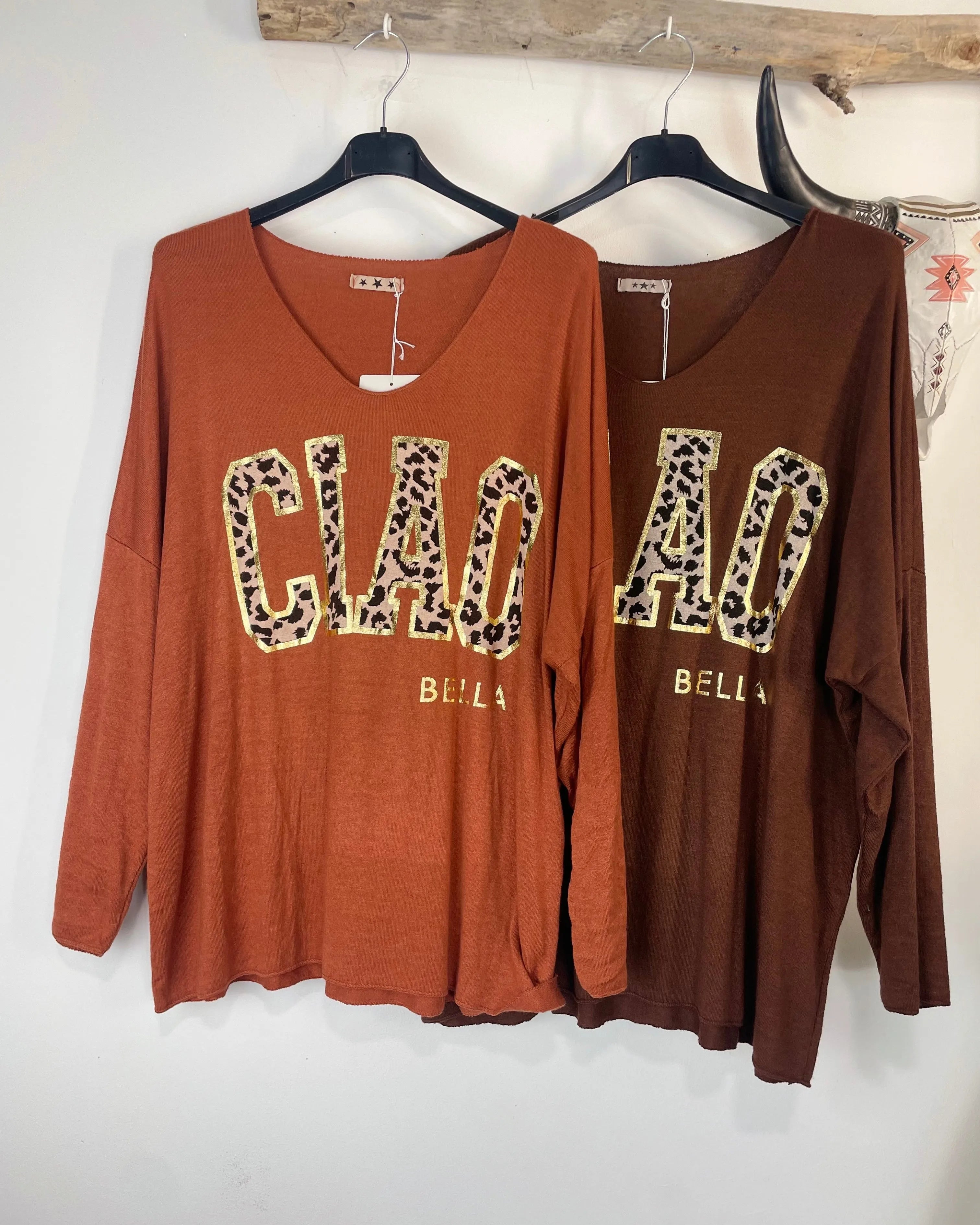 Pull Ciao Bella femme caramel et chocolat manches longues inscription dorée et léopard – sur cintres