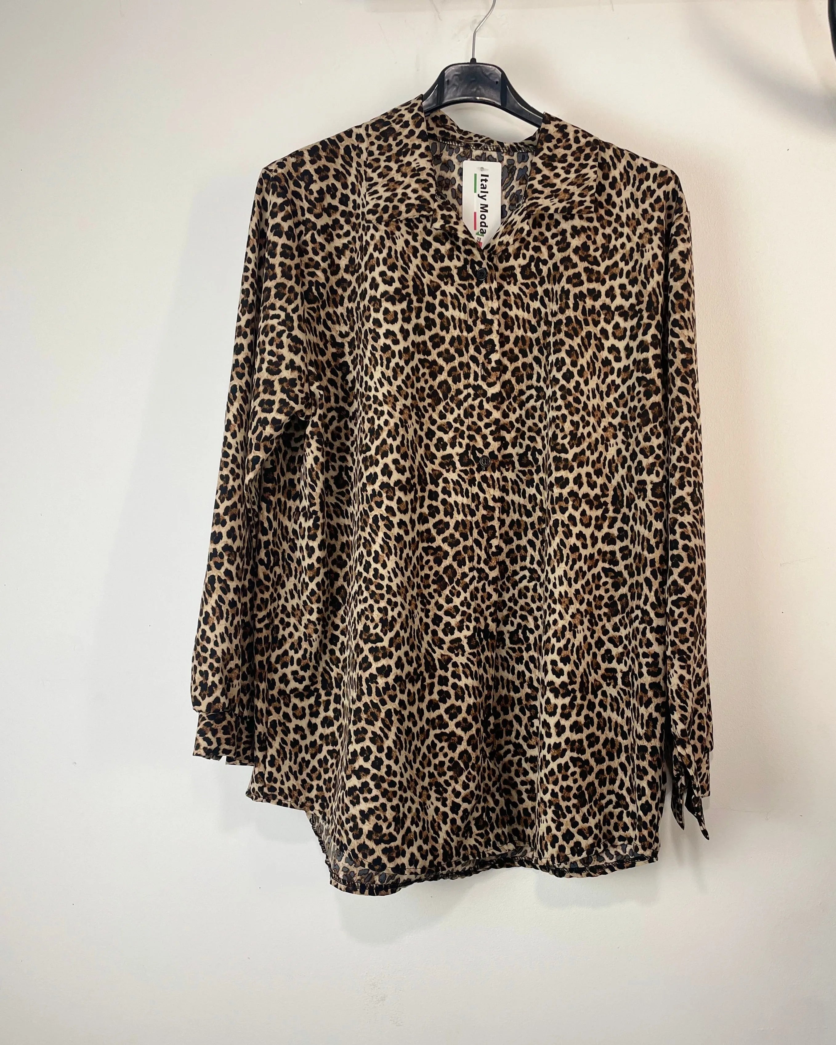 Chemise Bella Fiera imprimé léopard femme – vue avant sur cintre