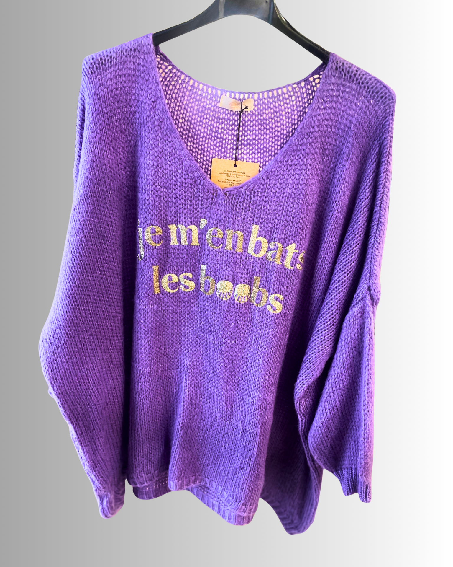 Pull femme oversize fun et décontracté exposé en boutique.