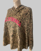 Détail paillettes dorées poignets sweat California rose fluo oversize