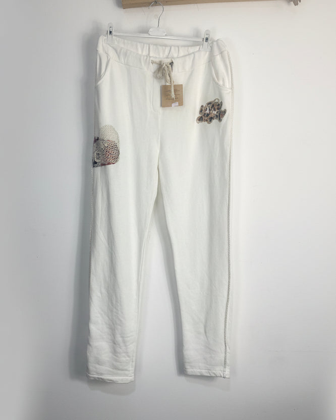 Jogging confortable grande taille beige avec cœur sur la jambe et 4 poches - Made in Italy