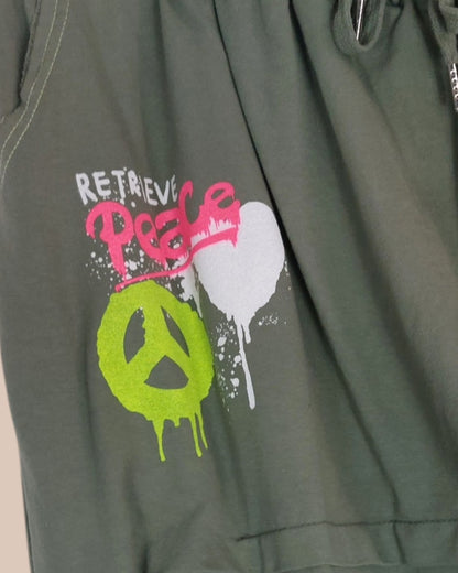 Détail du logo peace fluo sur le jogging saouel 'Retrieve Peace