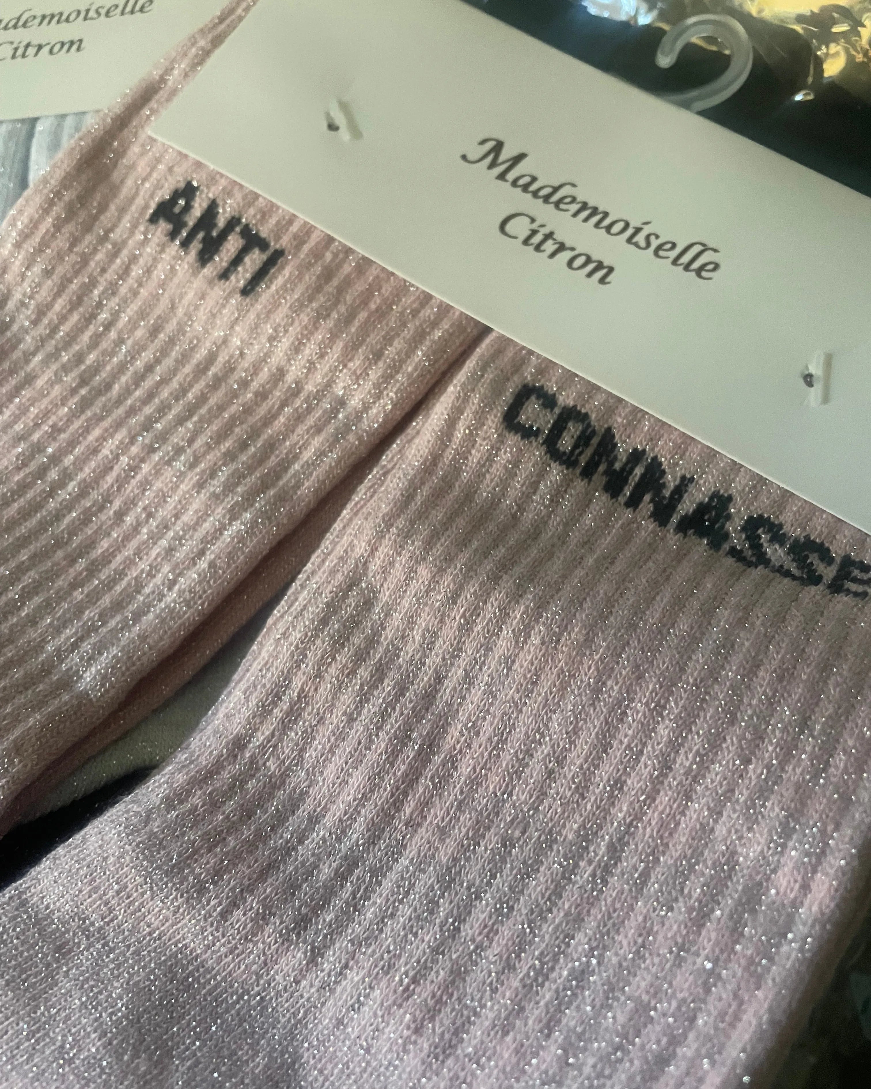chaussettes pailletées “ANTI CONNASSE” coloris variés – taille 36-42