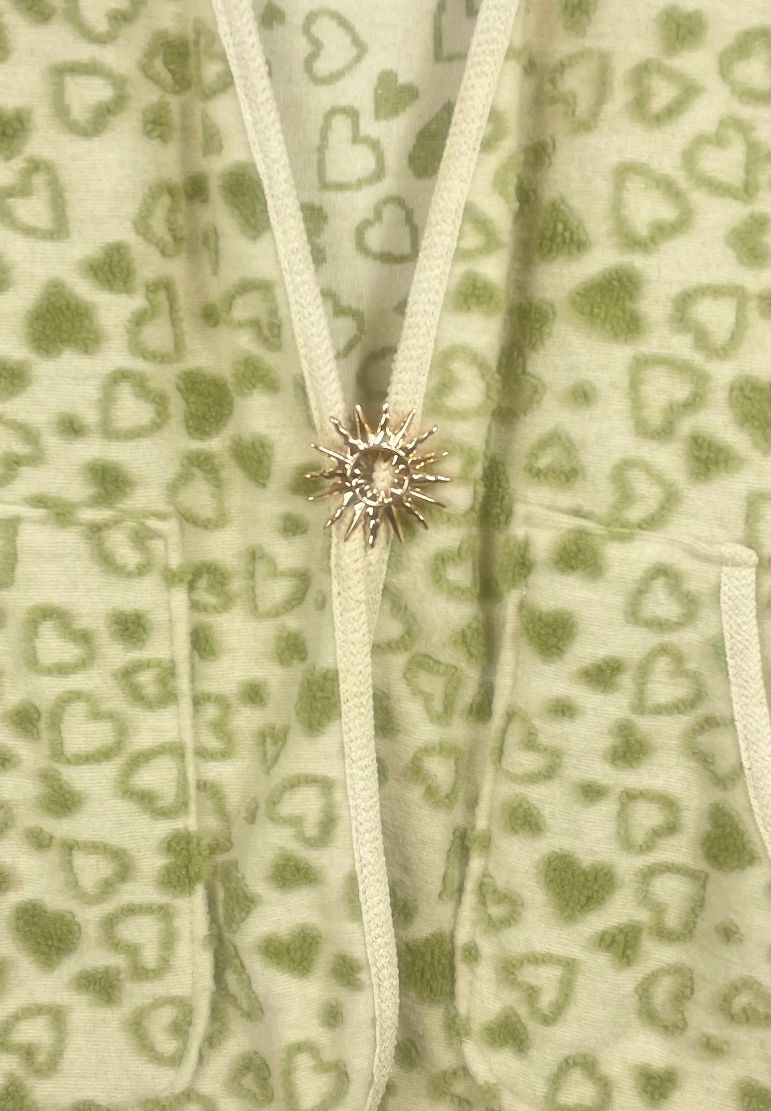 Détail broche soleil dorée sur gilet cœur – Mam’sailes