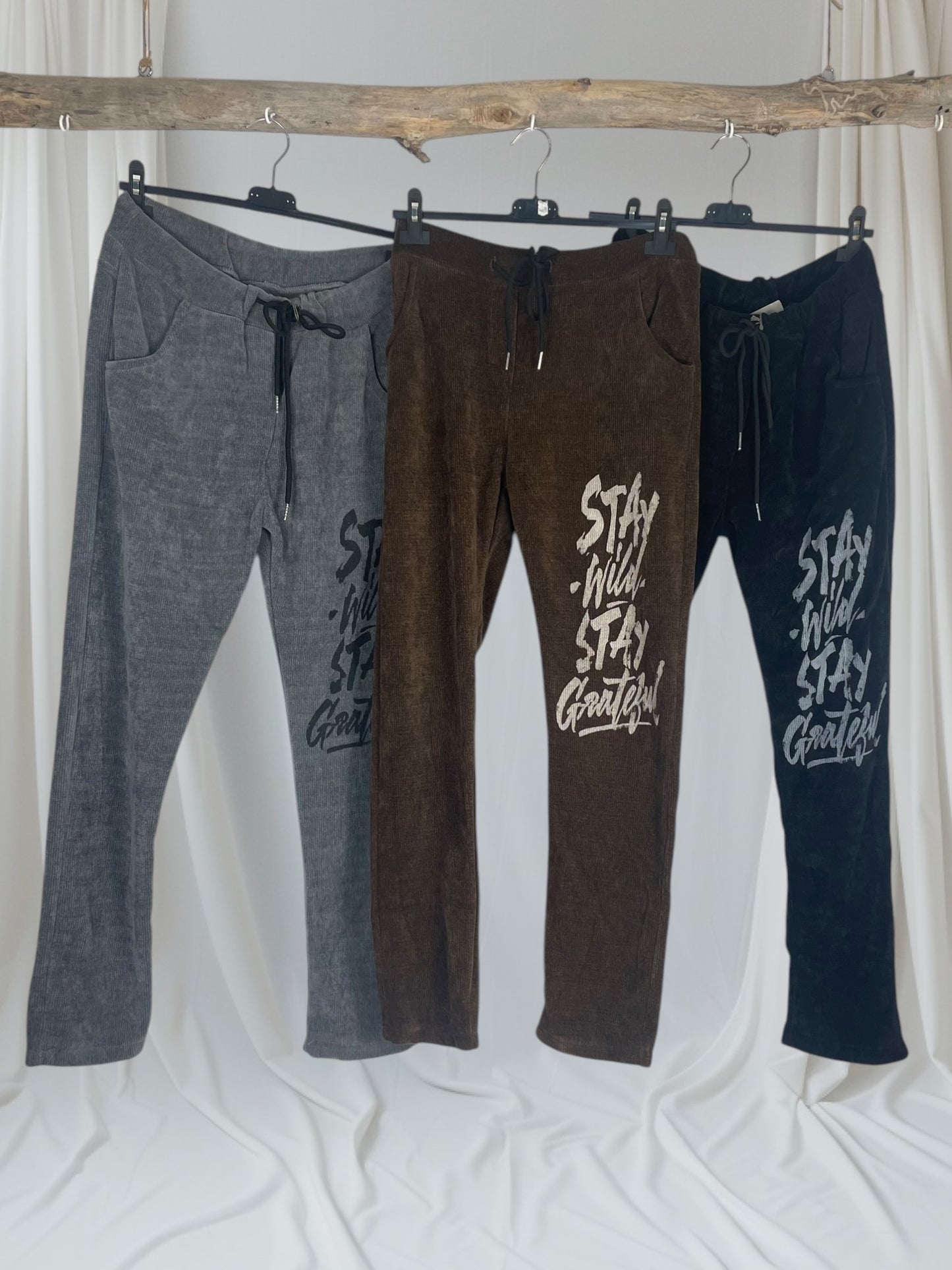 Pantalon Velours Stay Wild avec inscription audacieuse, confortable et stylé, disponible chez Mam's Ailes