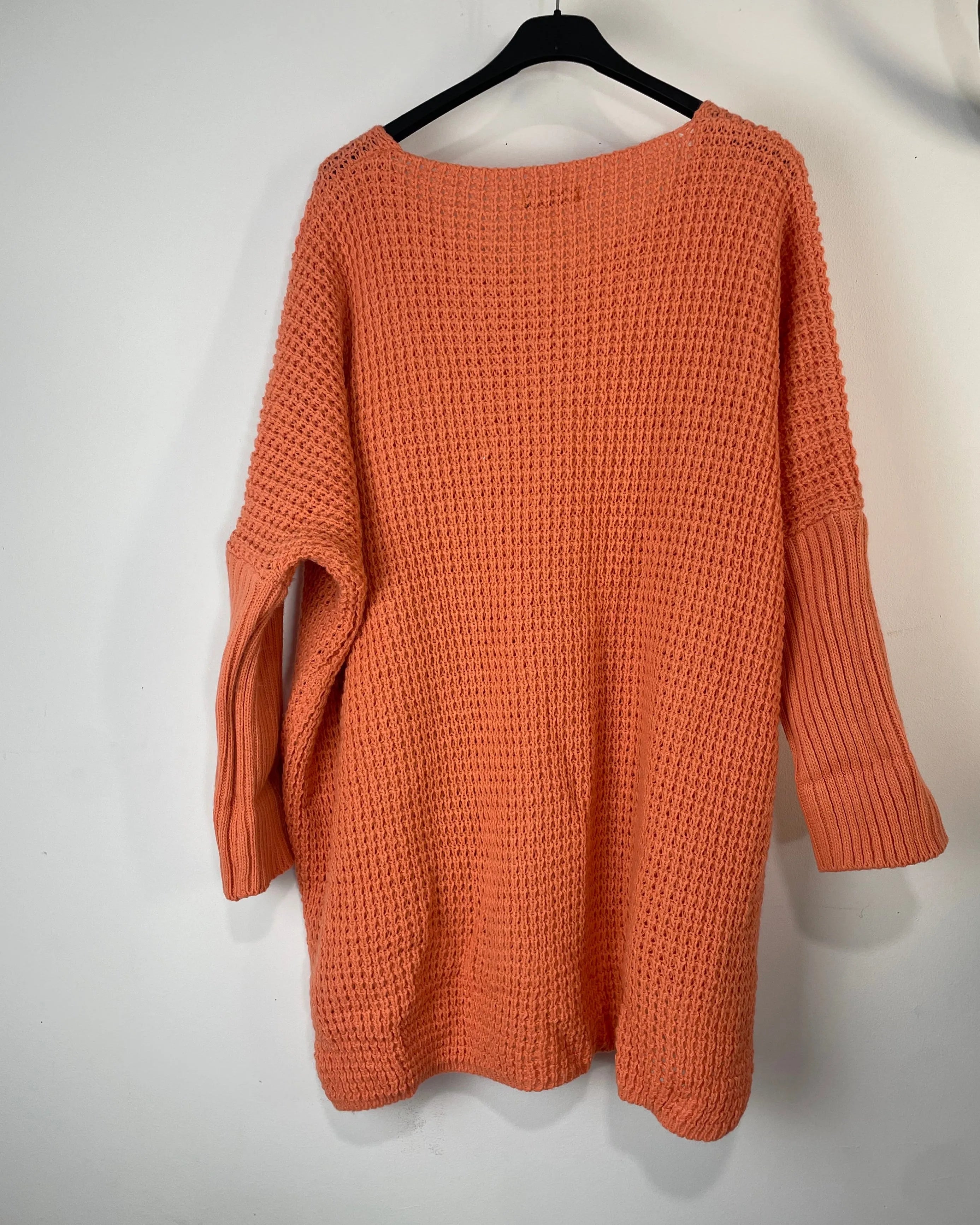 Pull Sweet Heart femme corail à cœurs pailletés et message Love your time – maille oversize italienne de dos