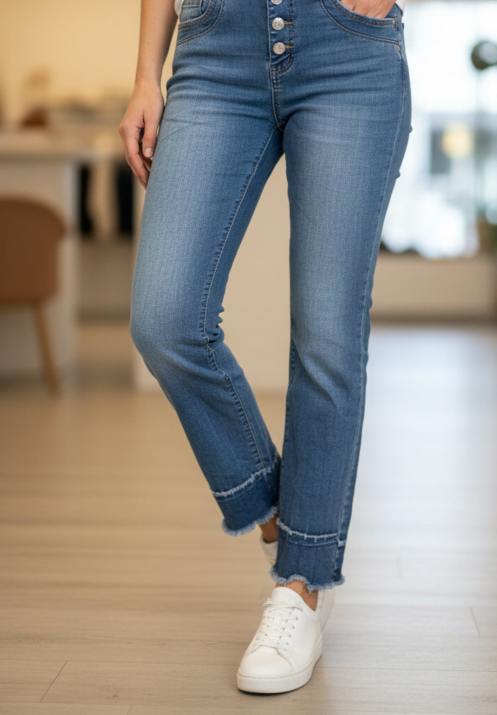 Jean Gwen Karostar porté jambe droite bas effiloché bleu clair délavé