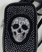 Zoom sur motif tête de mort argenté et détails cloutés