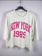 T-shirt court femme style casual chic rose et crème porté en extérieur