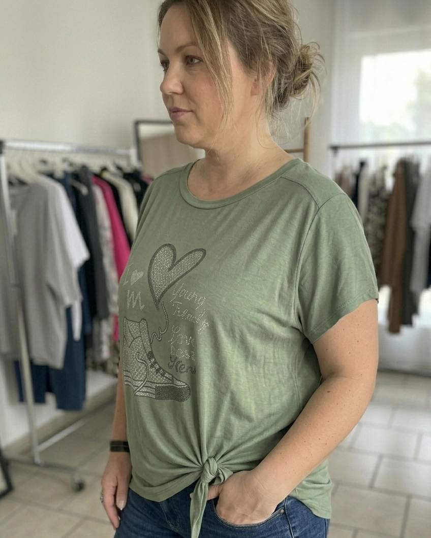 T-shirt asymétrique kaki porté avec nœud sur côté coupe asymétrique streetwear tendre femme