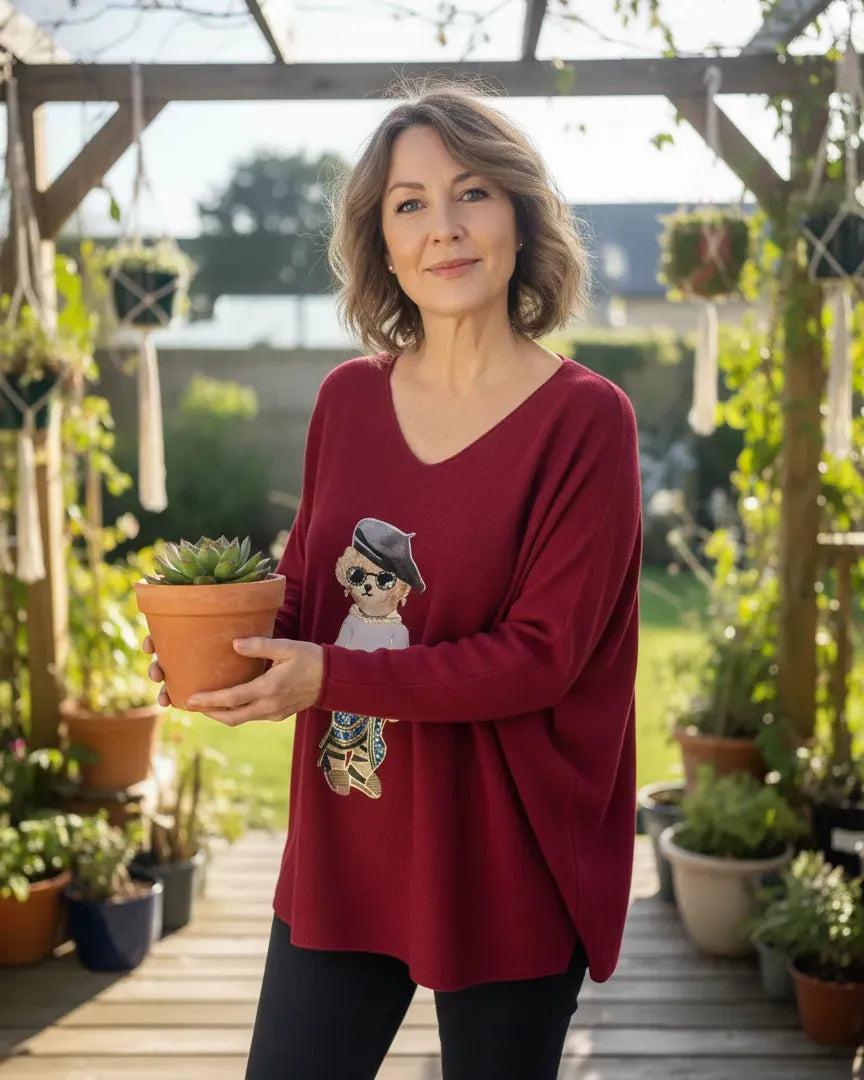 Pull oversize femme bordeau avec motif ourson doré, col V, coupe ample, made in Italy