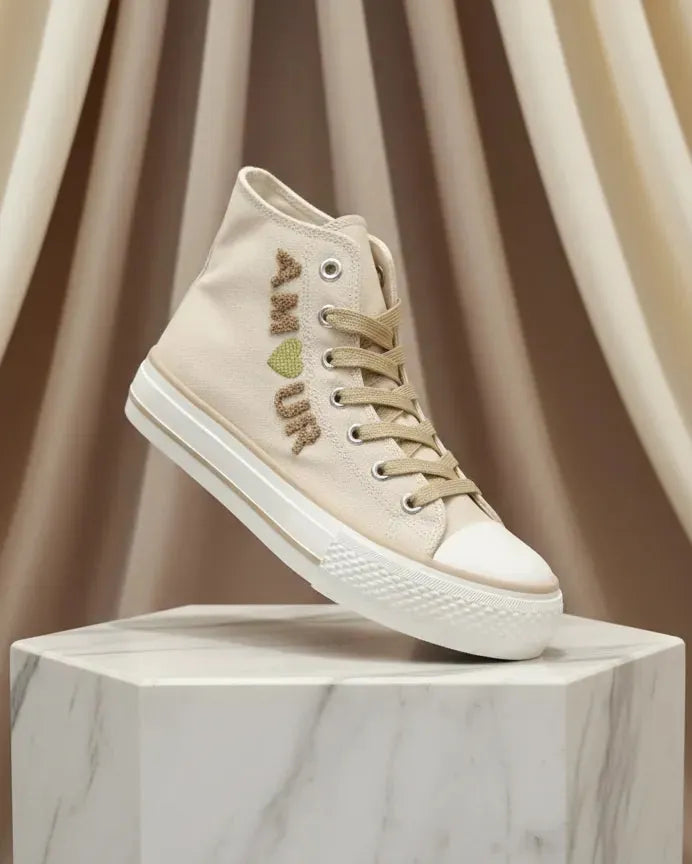 Baskets montantes beige en toile brodées “AM💚UR” sur le côté.