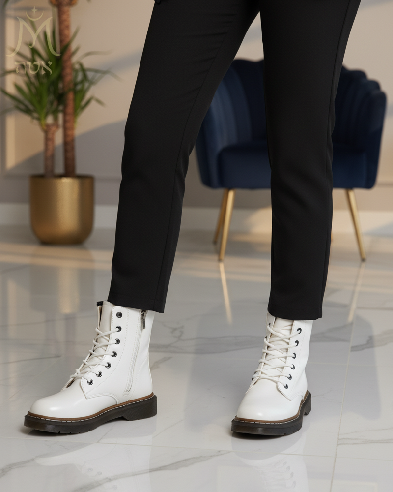 bottine blanche femme vue côté intérieur avec lacets blancs et semelle noire