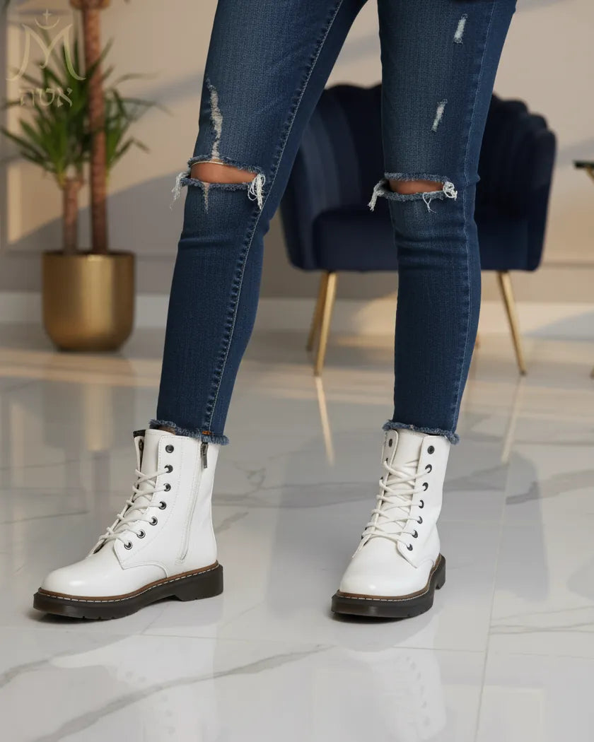 bottine blanche femme vue côté intérieur avec lacets blancs et semelle noire