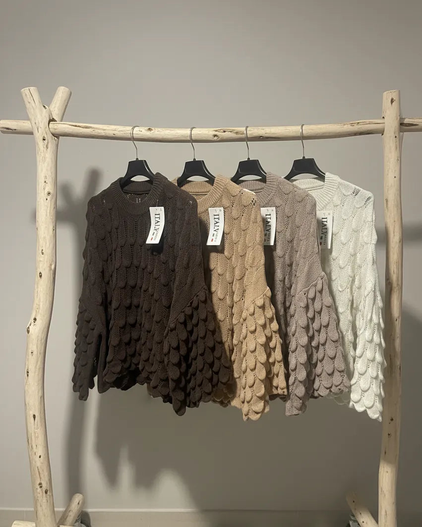 Pull Élise femme les 4 couleurs sur portant – maille écailles chic