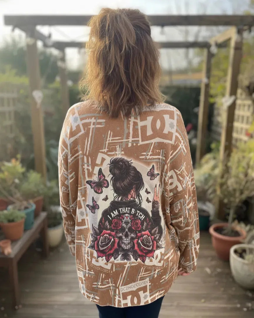 Tunique imprimée I am that bitch, style rebelle chic pour femme vue de dos