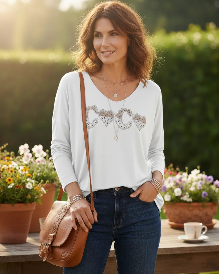 Pull Cœur Chic femme couleur claire avec détails cœurs strassés – look automne élégant