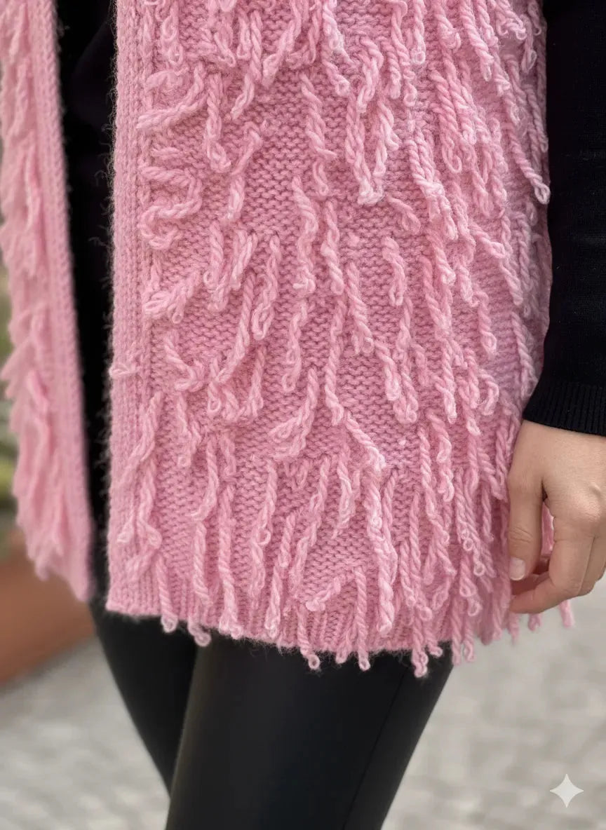 detail Gilet rose Bonbon femme en maille fantaisie effet frangé,
