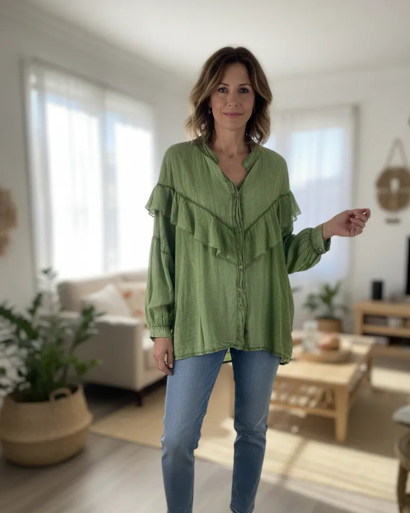 Chemise Livia femme verte à volants, coupe ample et fluide en coton, made in Italy