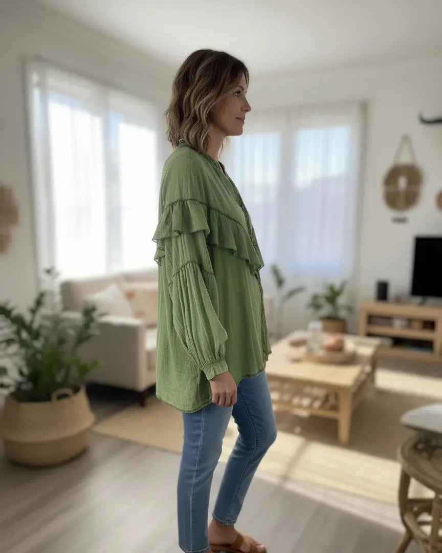 Chemise Livia femme verte à volants, coupe ample et fluide en coton, made in Italy vue de profil