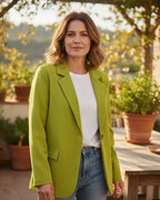Blazer vert pistache femme, style chic et moderne sur fond neutre.