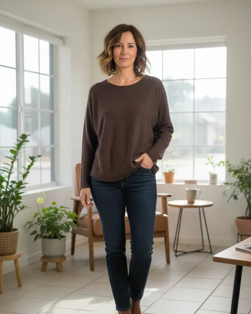 Pull basic femme couleur chocolat suspendu sur cintre