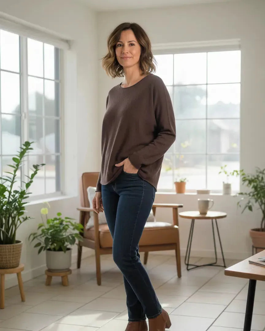 Pull basic femme couleur chocolat suspendu sur cintre