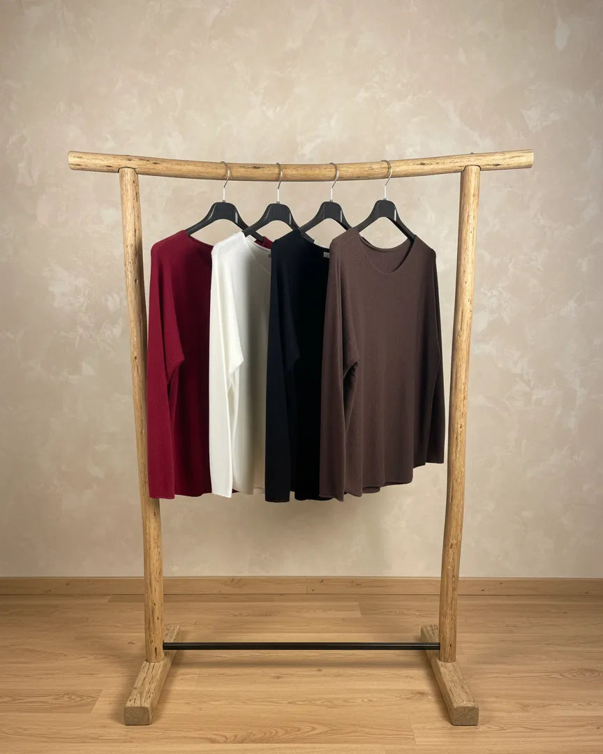 Pull basic femme suspendu sur cintre