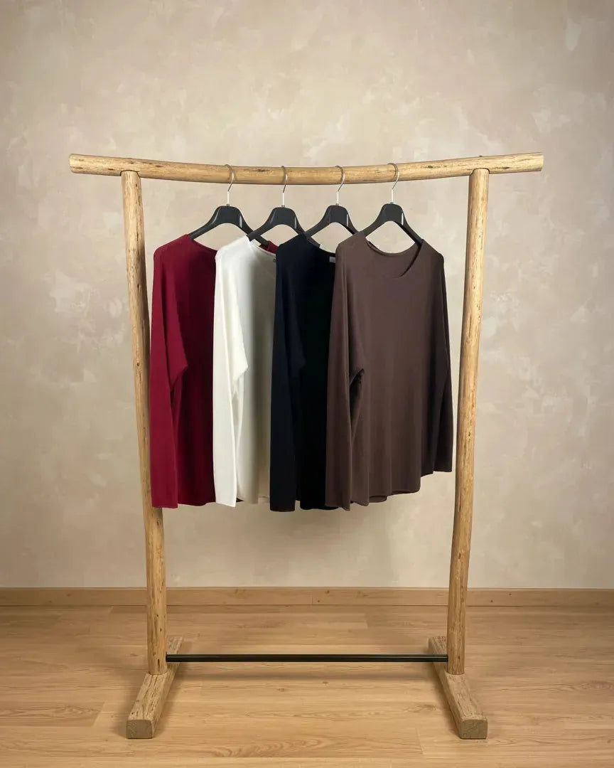 Pull basic femme suspendu sur cintre