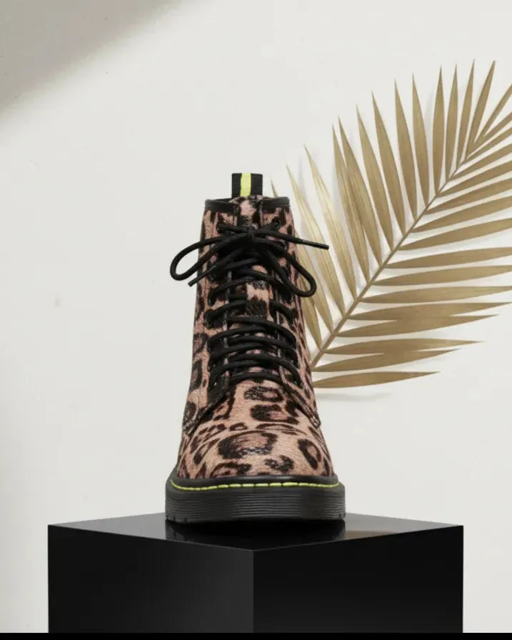 Chaussure montante femme style rock imprimé animal.