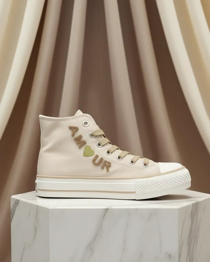 Vue latérale d’une basket beige à semelle épaisse blanche.