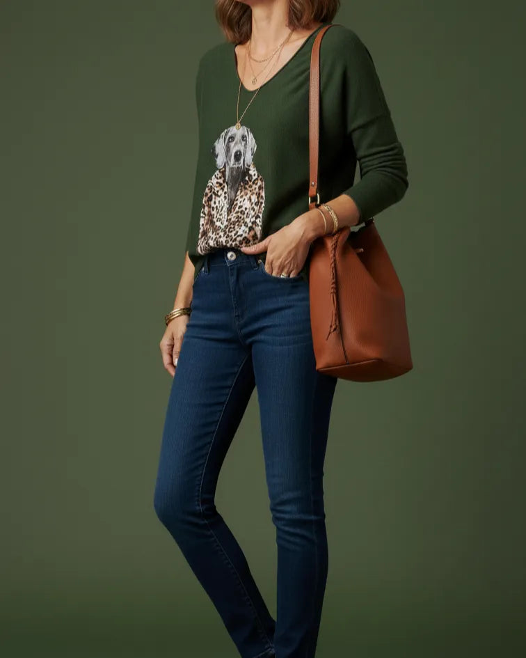 femme souriante portant le pull kaki motif chien léopard — taille unique 36-44
