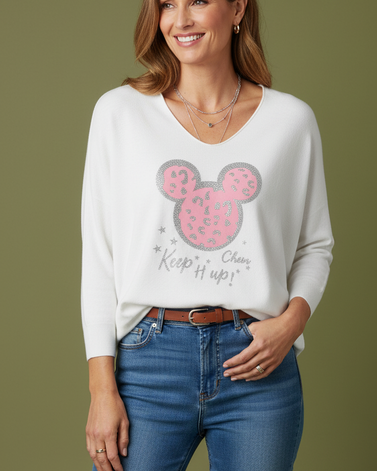 Pull blanc avec même motif – lumière naturelle 