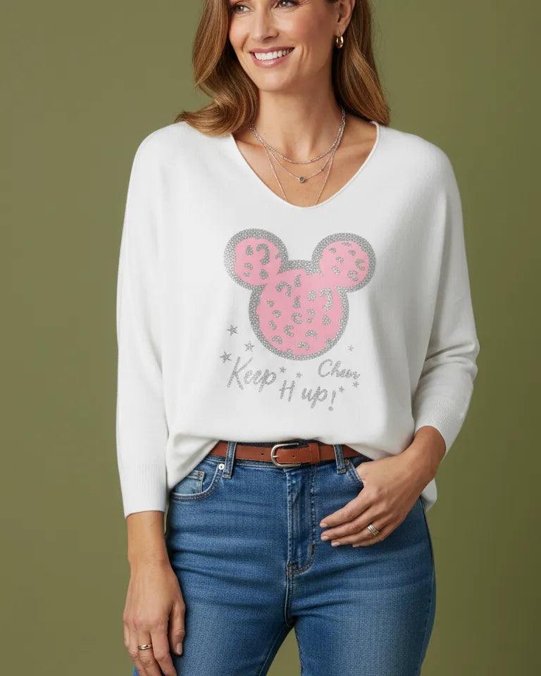 Pull blanc avec même motif – lumière naturelle 