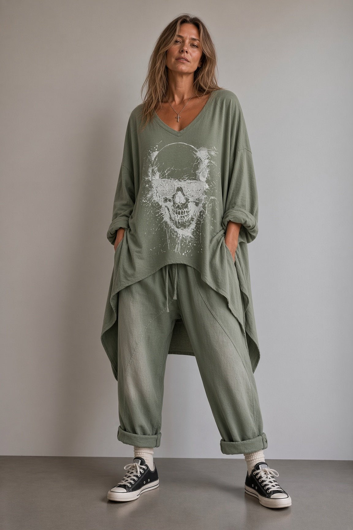 Haut oversize tête de mort kaki vue porté avec pantalon baggy
