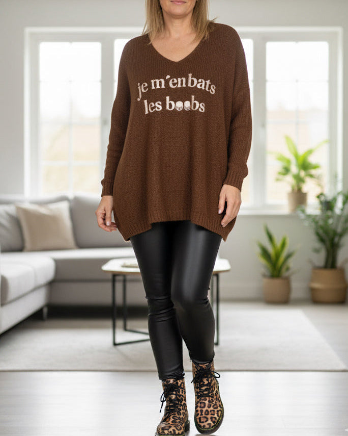 Pull femme oversize fun et décontracté exposé en boutique. chocolat