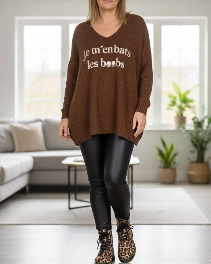 Pull femme oversize fun et décontracté exposé en boutique. chocolat