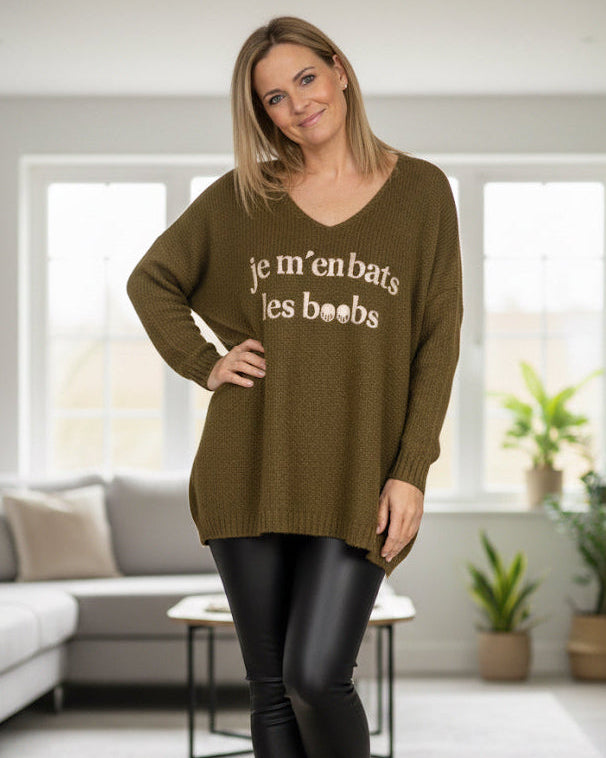 Pull femme oversize fun et décontracté exposé en boutique.