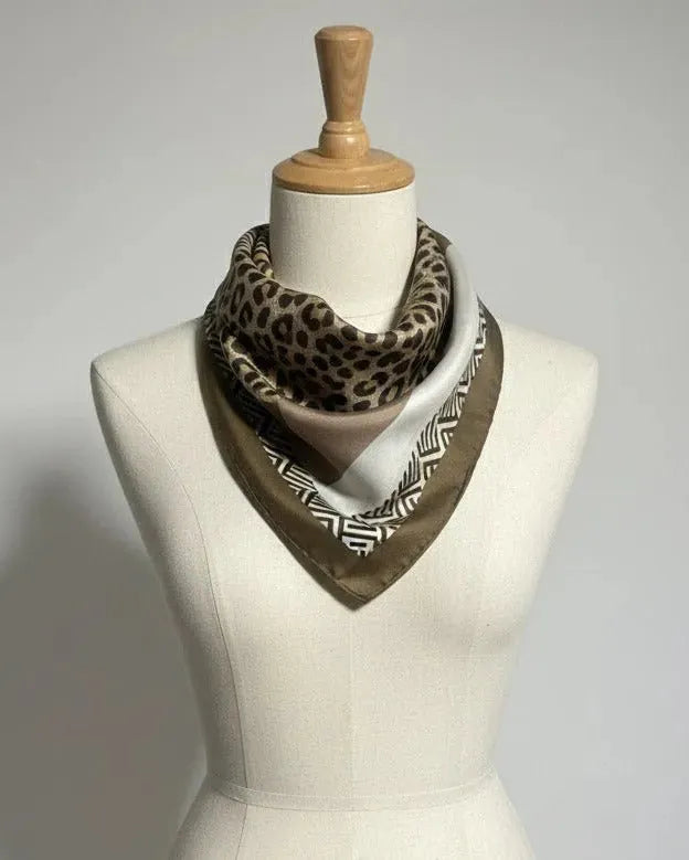 Foulard carré femme imprimé léopard et géométrique beige Angelina, tissu satiné 100 % polyester.