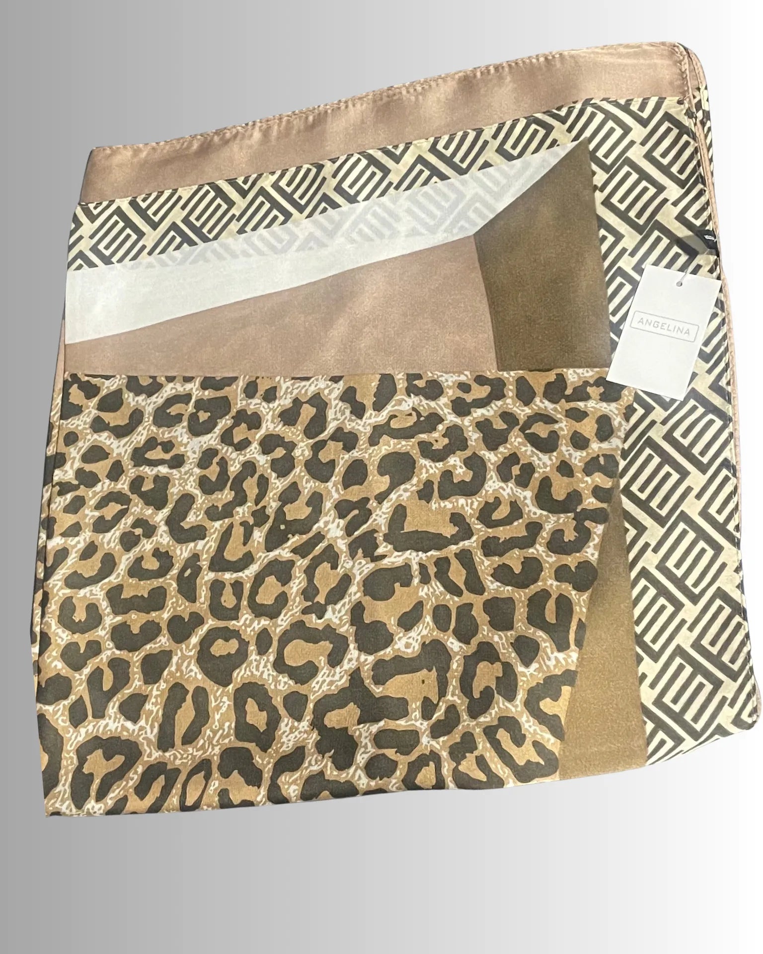 Foulard carré femme imprimé léopard et géométrique beige Angelina, tissu satiné 100 % polyester.
