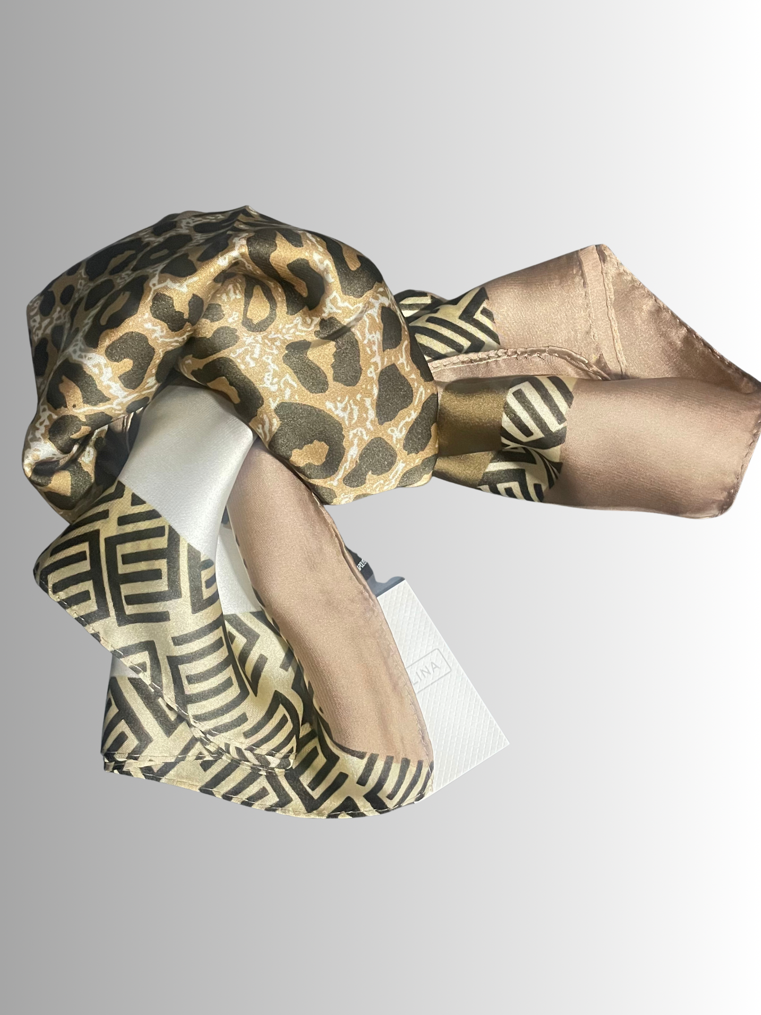 Foulard carré femme imprimé léopard et géométrique beige Angelina, tissu satiné 100 % polyester.