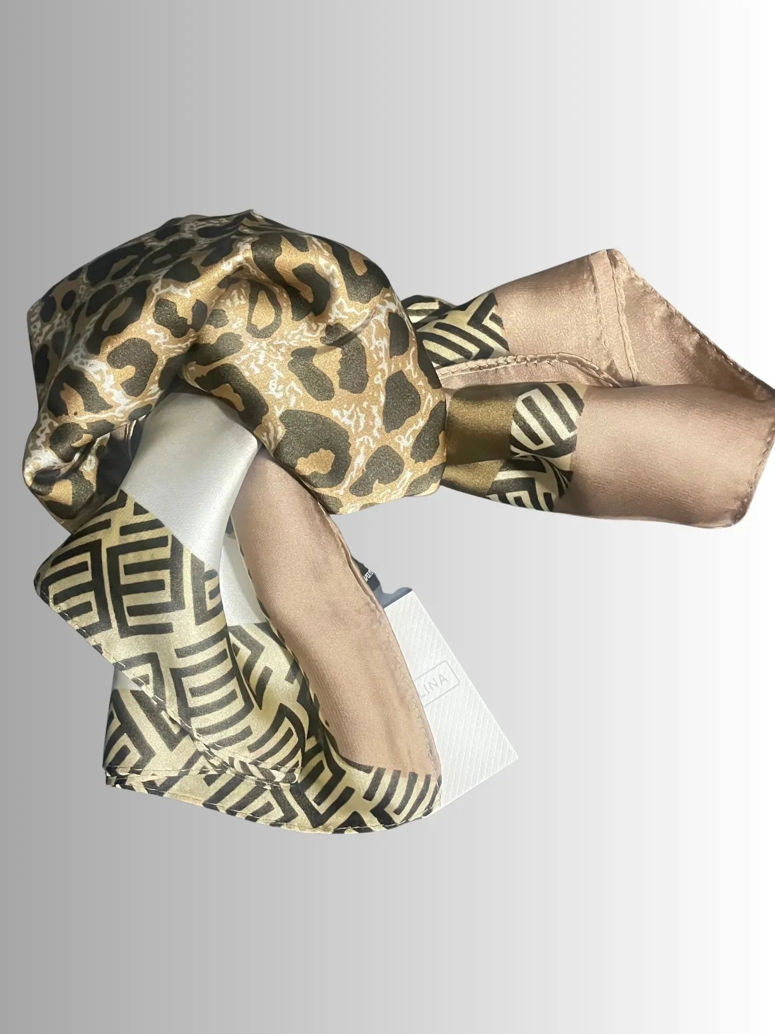 Foulard carré femme imprimé léopard et géométrique beige Angelina, tissu satiné 100 % polyester.