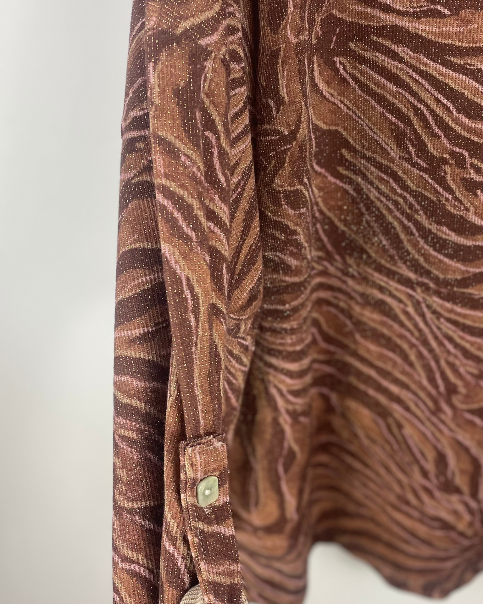 Détail manche retroussée bouton – pull rock chic – Mam’sailes